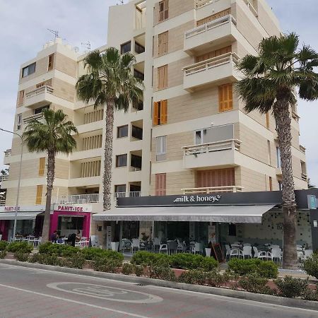 Haig'S Dream Flat On The Beach Larnaka Exterior foto