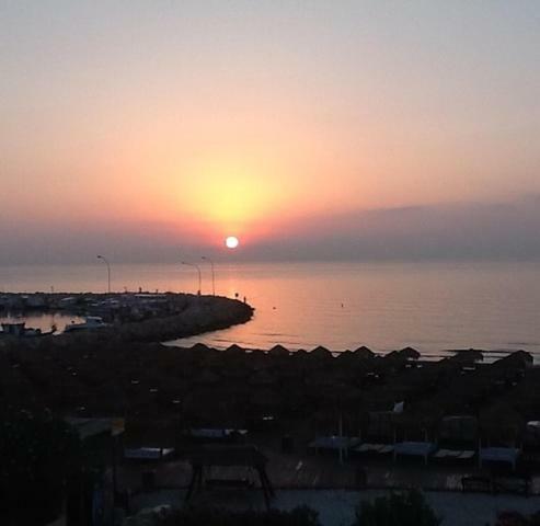Haig'S Dream Flat On The Beach Larnaka Exterior foto